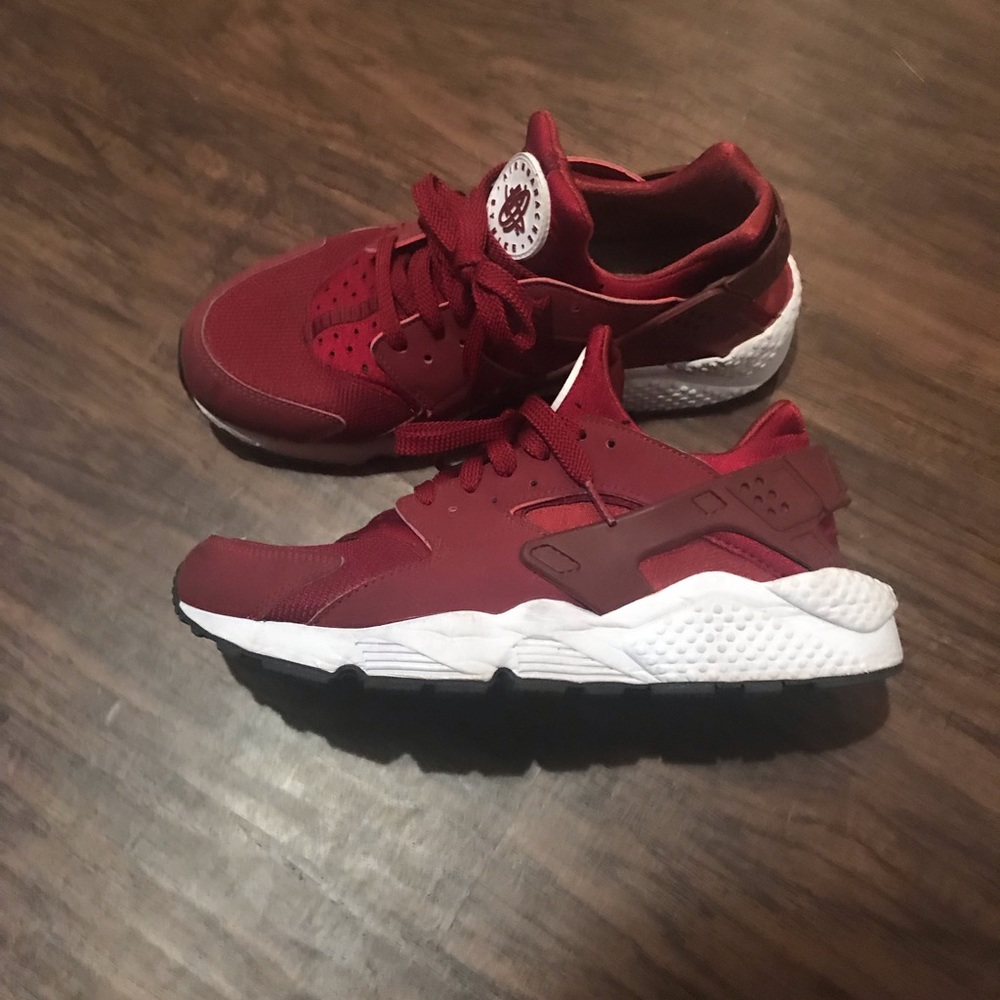 Burgundy Nike hauraches